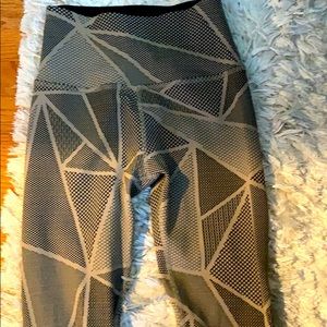 Beyond Yoga like new black and tan leggings